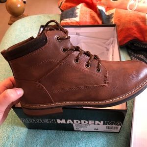 New with box boys size 5 boot